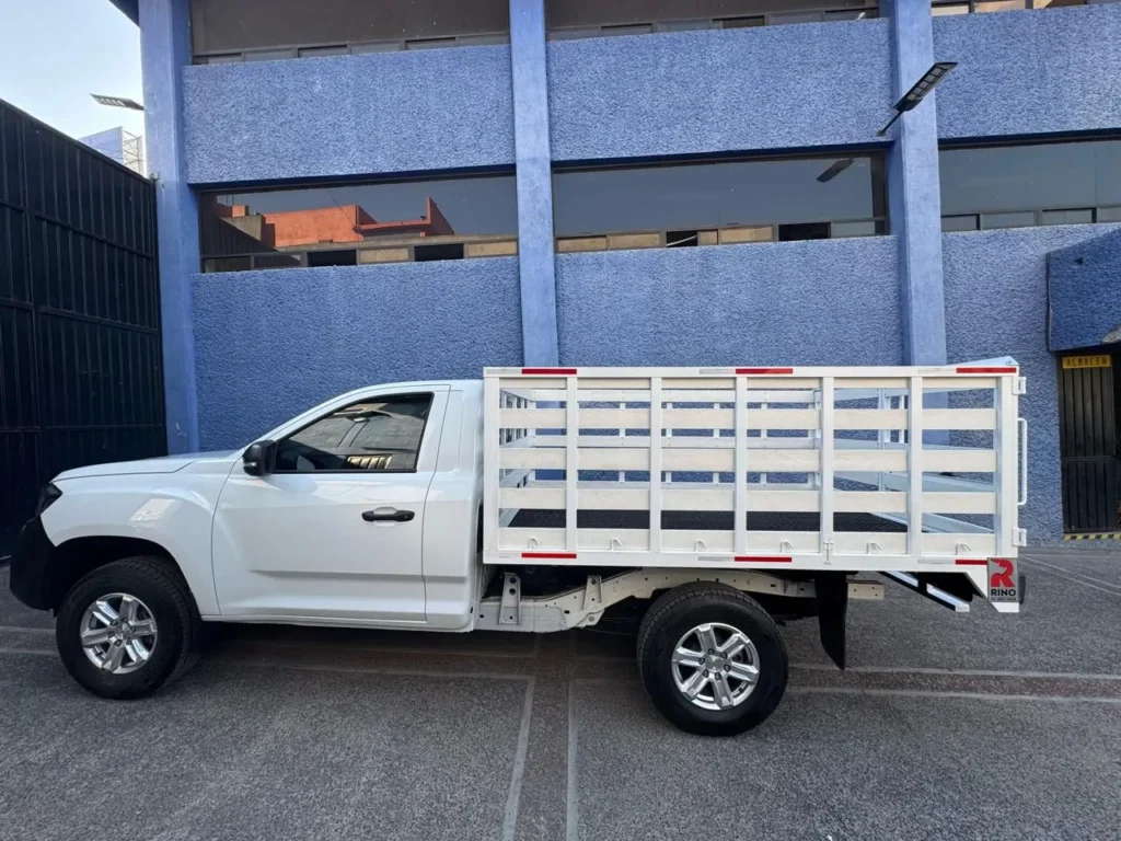 Carrocería de redilas con diseño funcional para flotillas y negocios