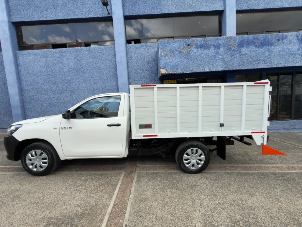 Camioneta con redilas para transporte de mercancía en jornada de trabajo