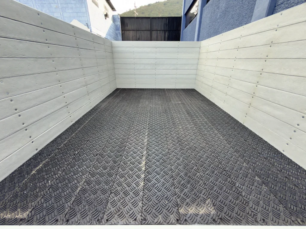 Detalle de redilas de plastitabla con acabado resistente a humedad y golpes