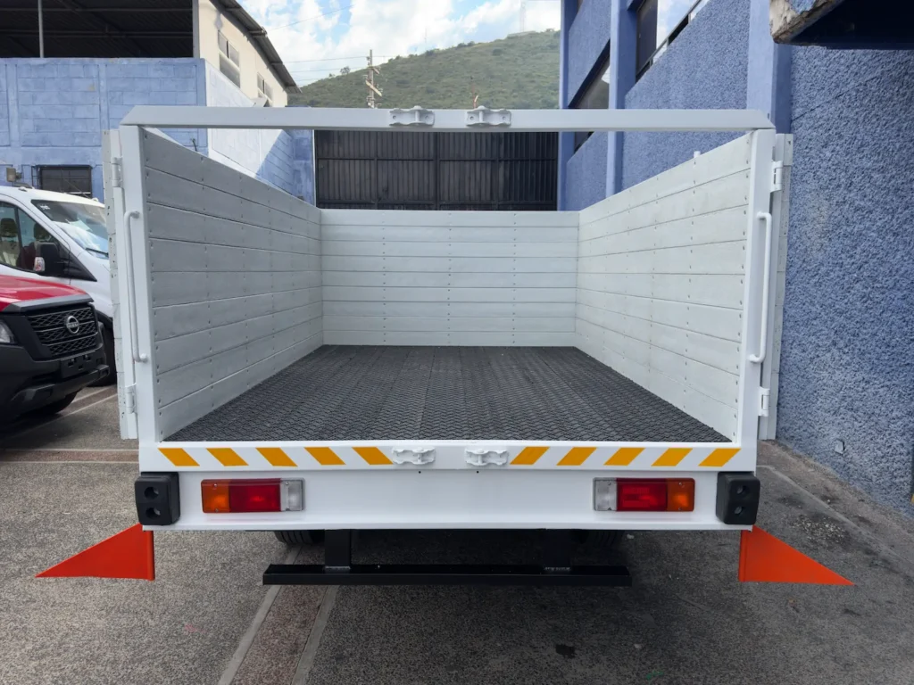 Detalle del piso antiderrapante de plastitabla en carrocería de redilas