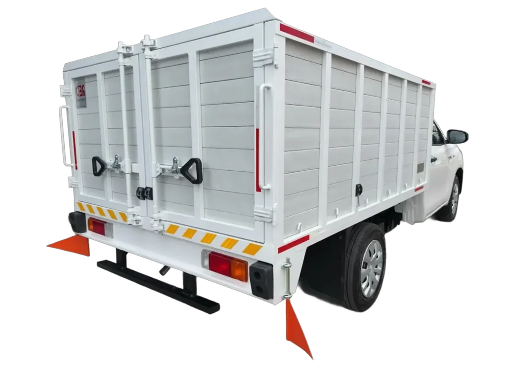 Camioneta de trabajo equipada con carrocería de redilas fabricada en plastitabla resistente