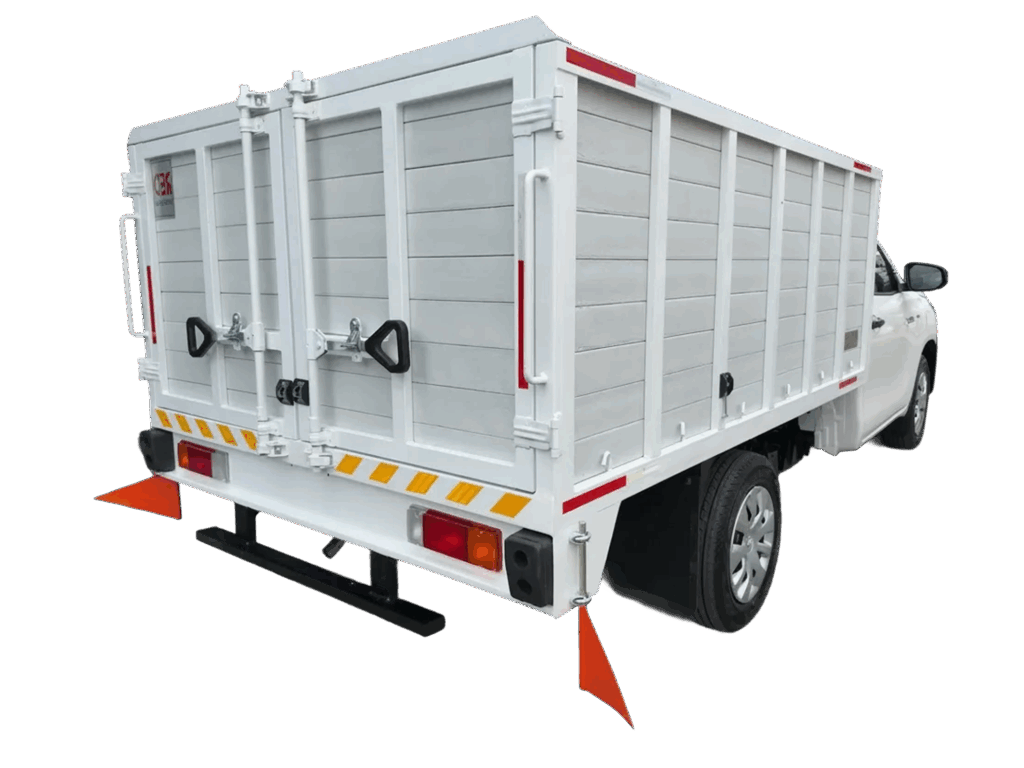 Carrocería de redilas instalada en camioneta lista para entrega inmediata