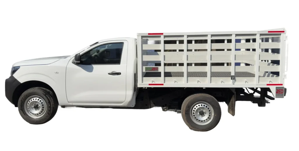 Vista lateral de camioneta con redilas de alta durabilidad para trabajo diario