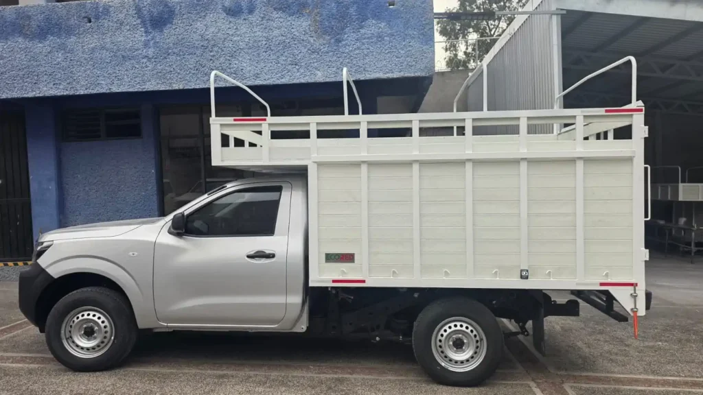 Portada de caja de redilas abiertas con copete en pickup blanca vista lateral