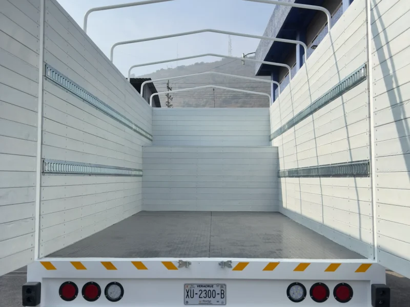Vista trasera de carrocería especial blanca con puerta y reflejantes de seguridad