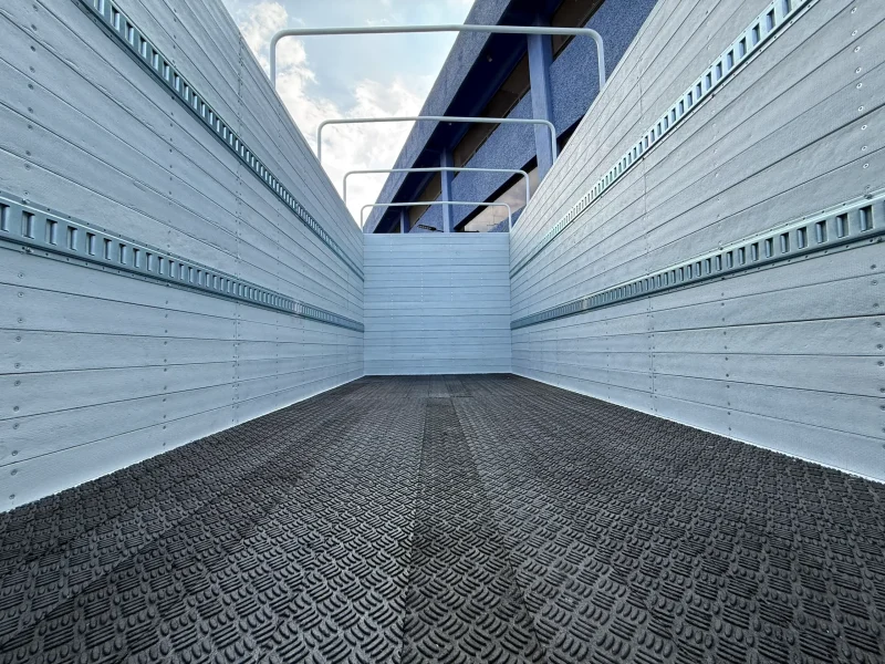 Interior de carrocería especial con piso antiderrapante de aluminio diamantado