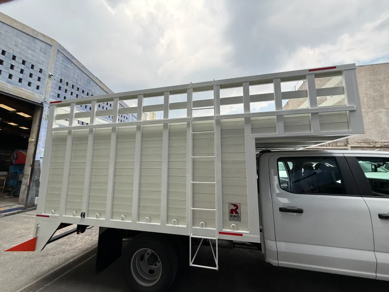 Carrocería especial de redilas abiertas con acceso lateral vista trasera