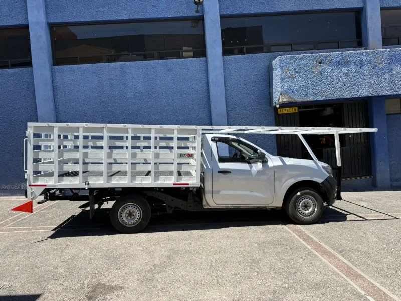 Camioneta pickup con carrocería especial de redilas bajas vista lateral derecha