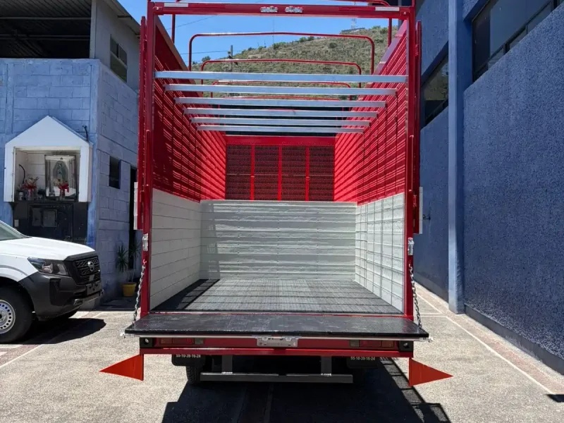 Carrocería especial en rojo con redilas y copete vista lateral derecha