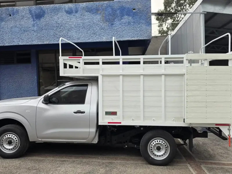 Pickup con caja de redilas abiertas y copete vista lateral derecha