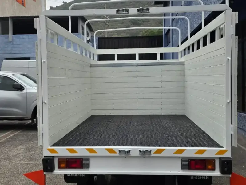 Caja de redilas abiertas con puerta trasera abierta y piso antiderrapante