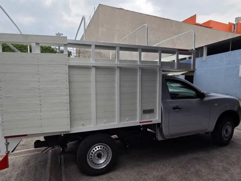 Caja de redilas abiertas en aluminio con estructura de barandal vista lateral