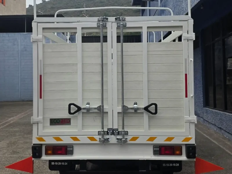 Puerta trasera de caja de redilas con bisagras y reflejantes de seguridad