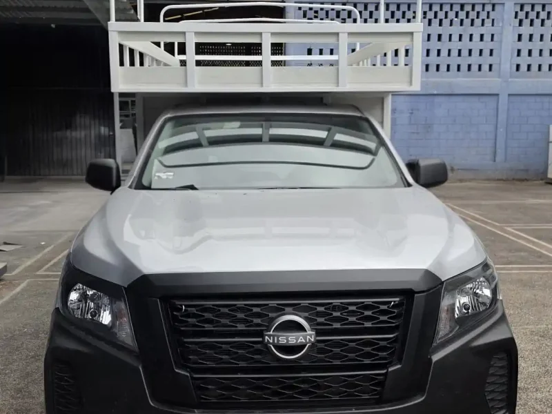 Nissan Frontier con caja de redilas abiertas y copete vista frontal
