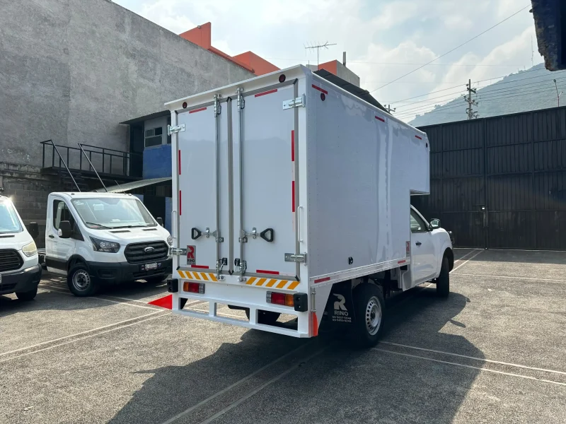Puerta trasera de caja seca con copete, herrajes y reflejantes de seguridad