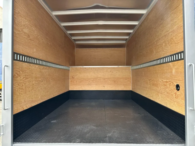 Interior de caja seca con piso de madera y estructura de aluminio con copete