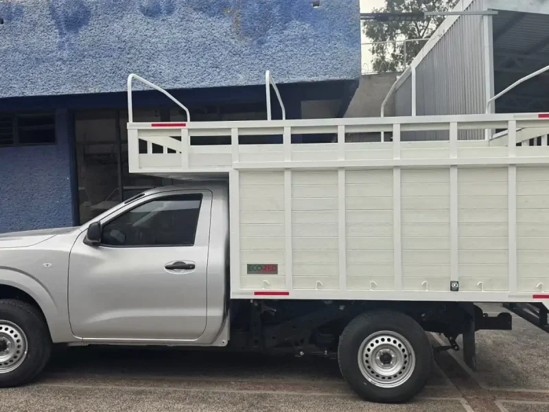 Portada de caja de redilas abiertas con copete en pickup blanca vista lateral