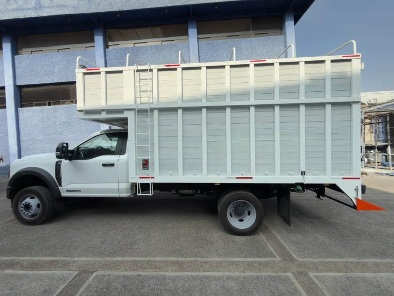 Portada de carrocería especial en pickup blanca con redilas y estructura aluminio