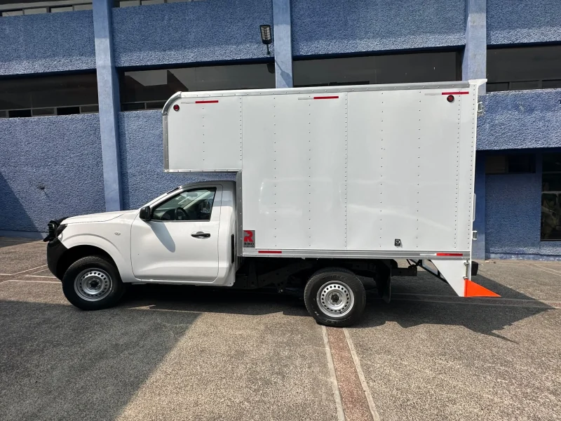 Caja seca con copete vista lateral derecha en camión blanco de trabajo