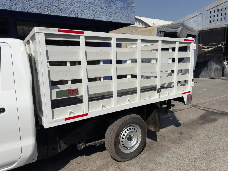 Camioneta con carrocería de redilas instalada por especialistas