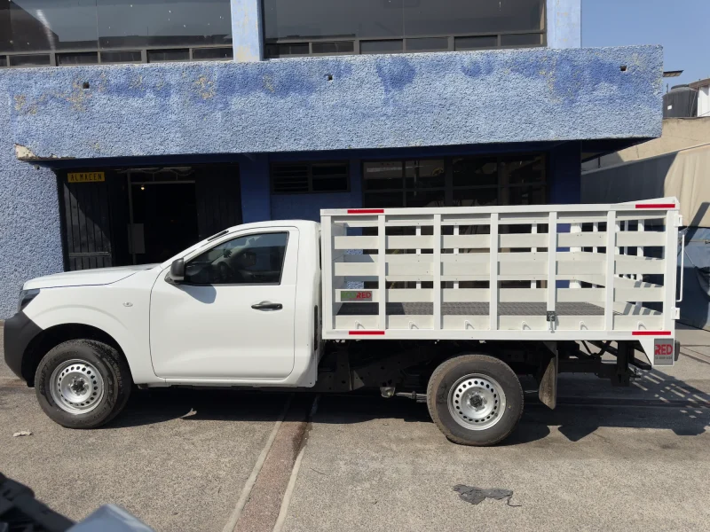 Vehículo de carga ligera con carrocería de redilas para uso comercial