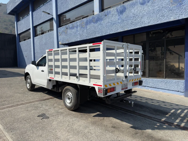 Redilas abiertas instaladas en camioneta para facilitar carga y descarga