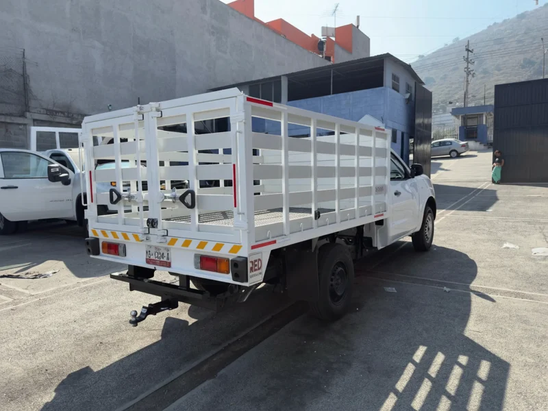 Vista diagonal de redilas abiertas con estructura firme y materiales durables